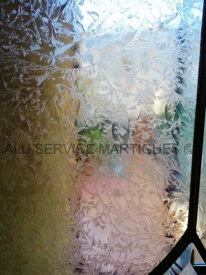 details du verre réalisé par un artisan de la porte en aluminum